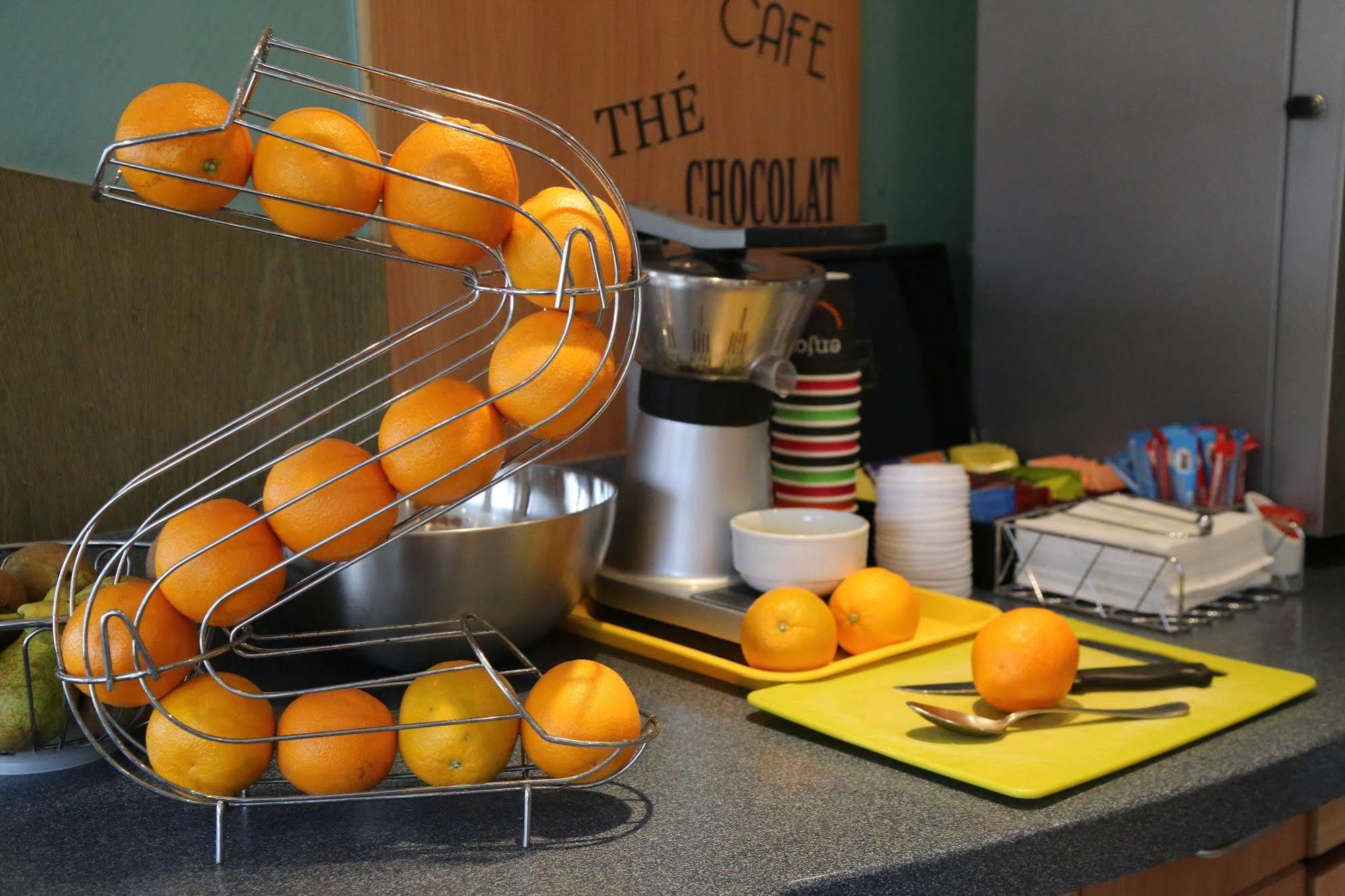 Отель Ibis Styles Orleans Ла-Шапель-Сен-Мемен Экстерьер фото